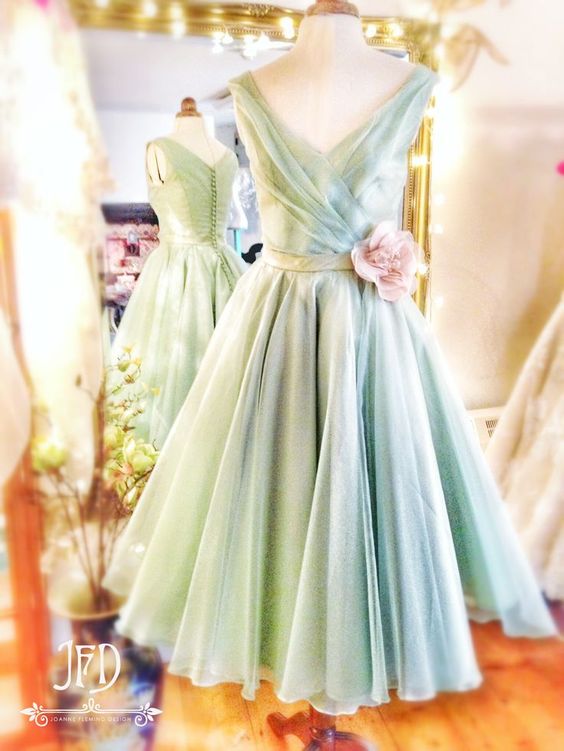 Mnit Green Bridesmaid Dress A-line Mini Short Bridesmaid Dresses V-neck with Handmade Flower Bridesmaid Dress