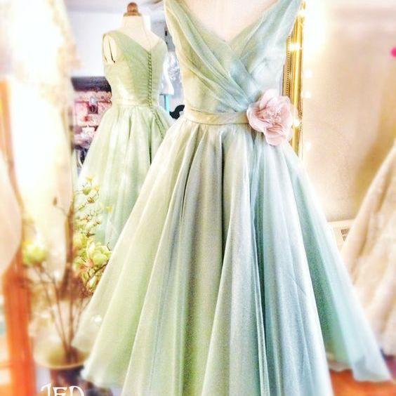Mnit Green Bridesmaid Dress A-line Mini Short Bridesmaid Dresses V-neck with Handmade Flower Bridesmaid Dress